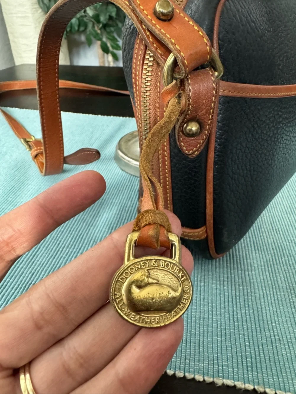 Vintage Dooney & Bourke Black Pebbled Leather Crossbody Bag - Picture 3 of 12
